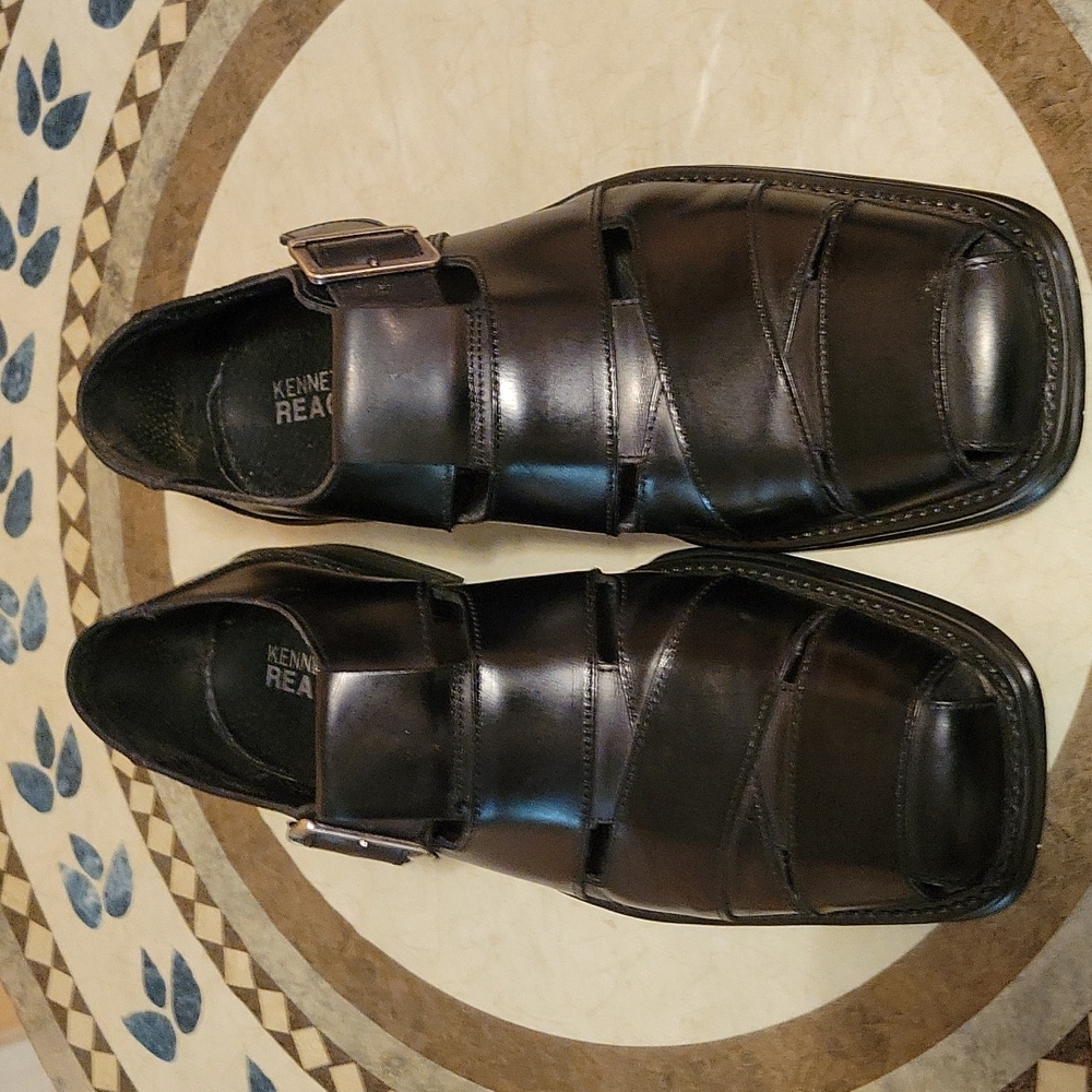 Men 10.5M Leather Kenneth Cole Sandals.